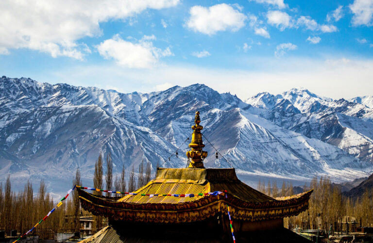 Tempeldach mit schneebedeckten Bergen im Hintergrund