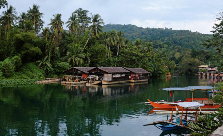 Boote und schwimmende Häuser auf dem Loboc River