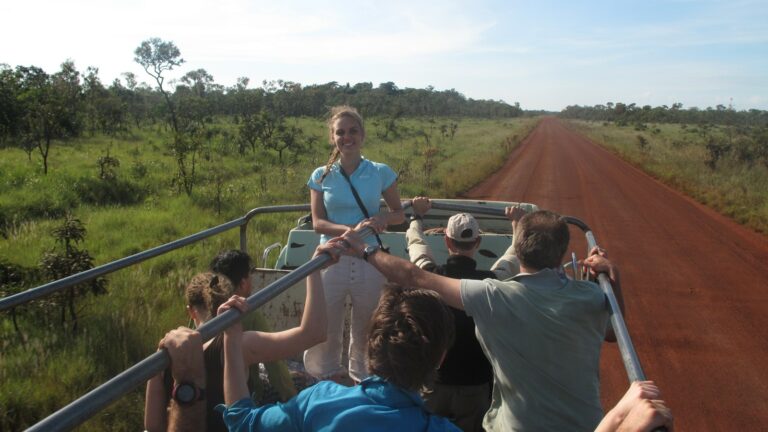 Personen auf einem Jeep im Amazonasgebiet