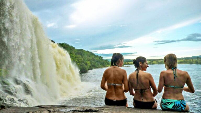 Drei Frauen sitzen mit Blick auf den Salto Sapo, Venezuela