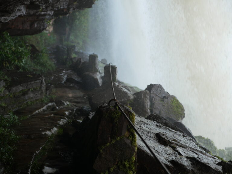 nasse Steine unter dem Wasser des Salto Sapo, Venezuela