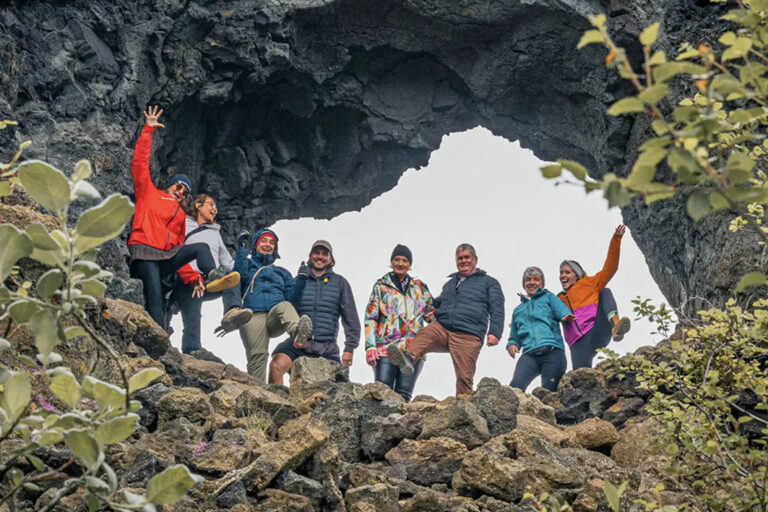 Gruppenbild unter Lavabogen in Dimmuborgir