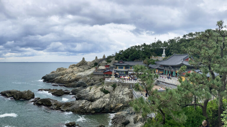 Haedong Yonggungsa Tempel auf Felsen am Meer