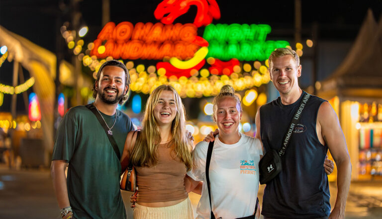 Junge Leute vor Leuchtreklame bereit zum Feiern gehen