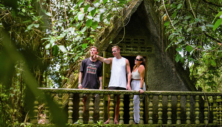 Junge Leute vor Tempel im Dschungel