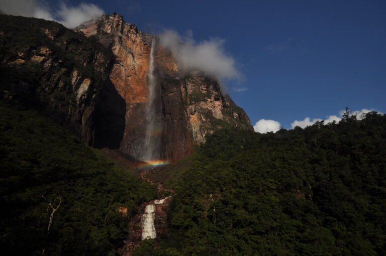 Blick auf die in die Tiefe stürzenden Wassermassen des Salto Ángel und auf den Auyán-Tepui, Venezuela