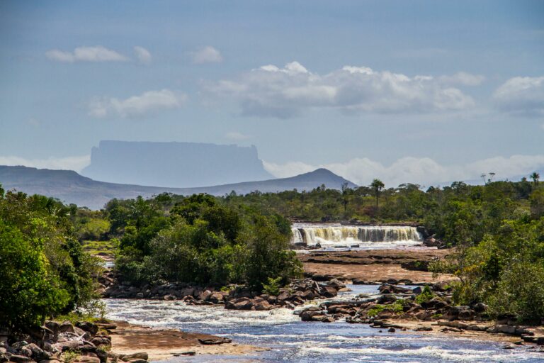 breite Wasserfälle und im Hintergrund der Tepui Roraima