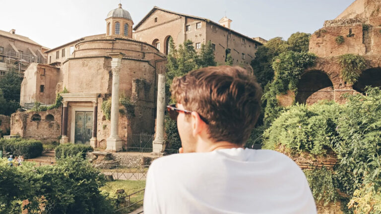 Junger Mann blickt auf das Forum Romanum