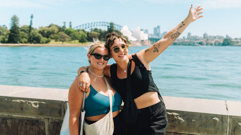 Zwei Mädels posen vor dem Opera House und der Harbour Bridge in Sydney