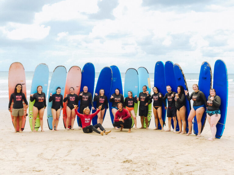 Gruppenbild mit Surfbrettern