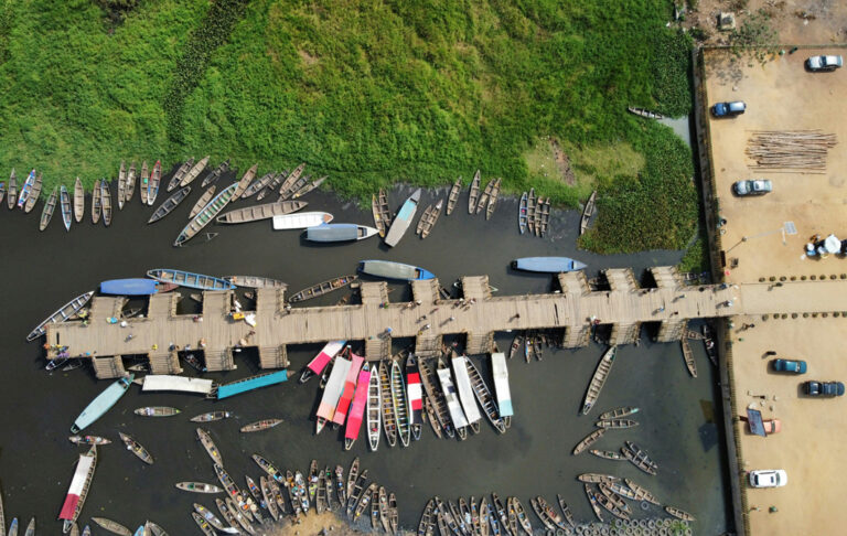 Boote am Steg in Ganvié aus der Vogelperspektive