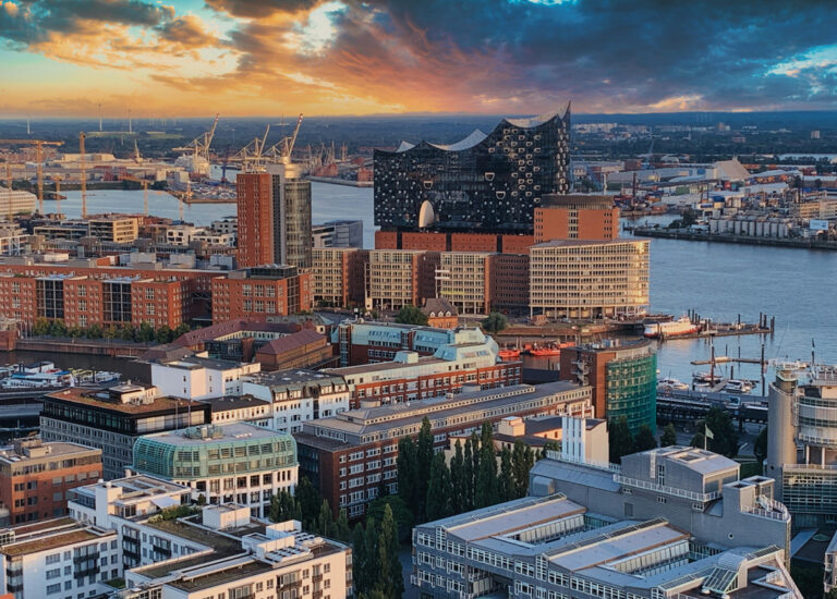 Sonnenuntergang über dem Hafen von Hamburg
