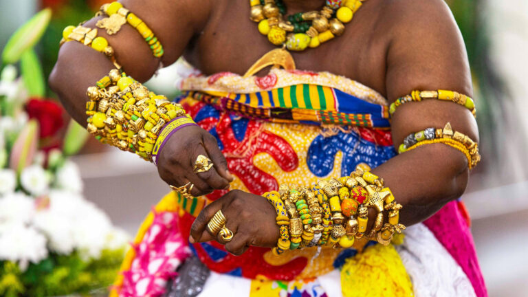Traditionell gekleidete Frau aus Ghana mit buntem Schmuck