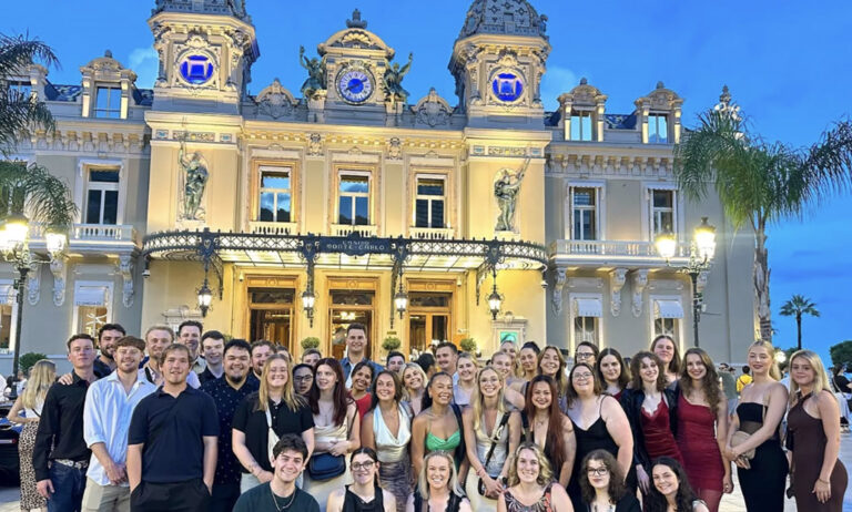 Gruppenbild vor dem Monte Carlo Casino