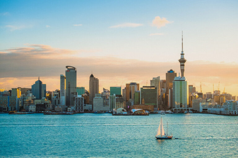 Skyline von Auckland mit Wasser und Segelboot im Vordergrund