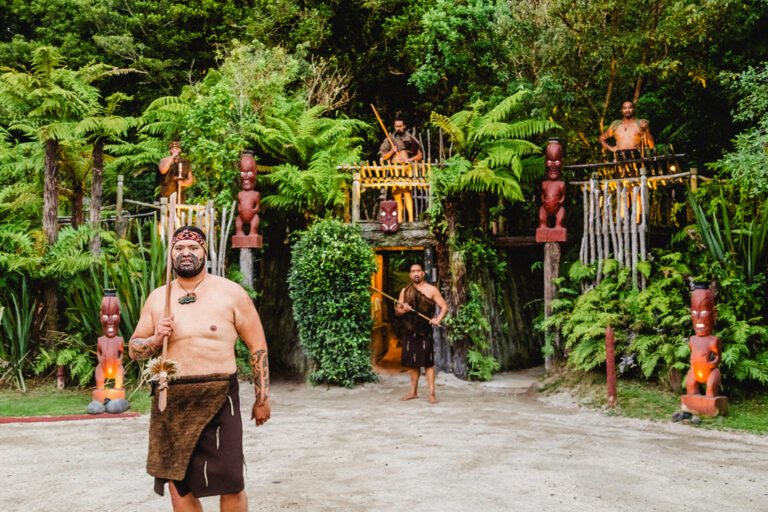 Traditionell gekleidete Maori