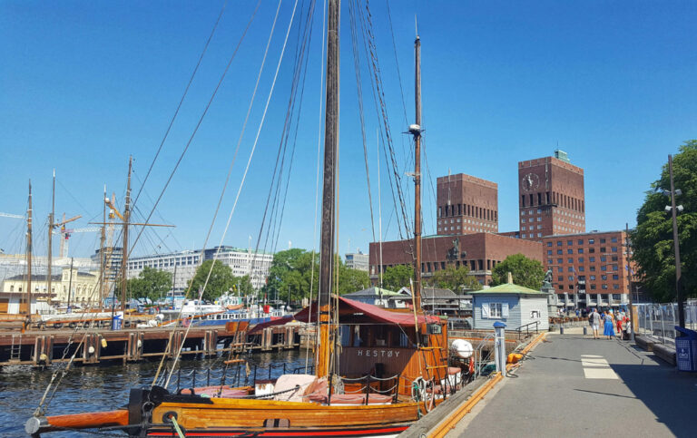 Traditionelles Boot im Hafen von Oslo