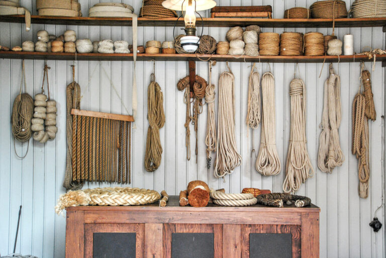 Seile und Wolle an der Wand im Freilichtmuseum Linköping