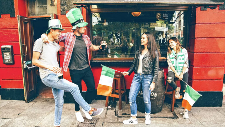 Feiernde Reisende am St. Patrick's Day in Irland