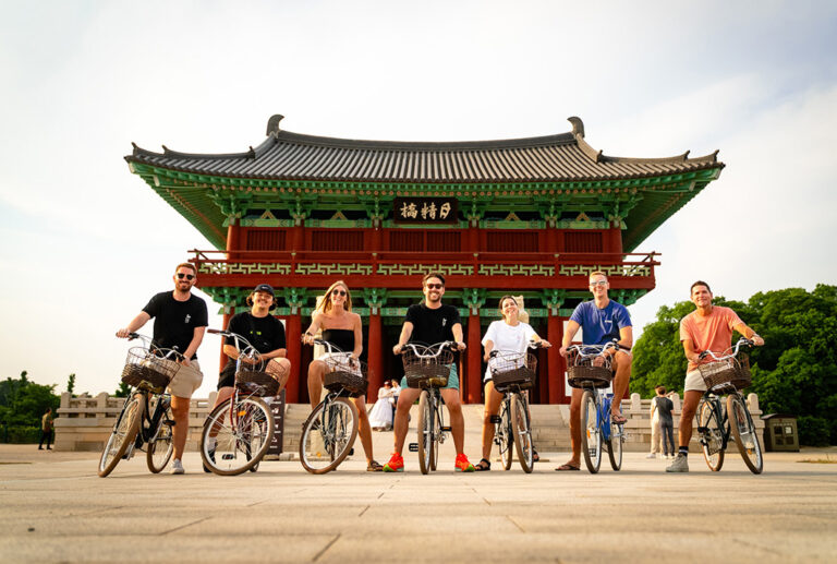 Reisegruppe auf Fahrrädern von Palast in Südkorea