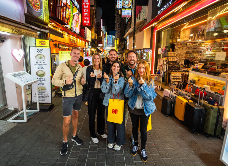Gruppe in Einkaufsstraße von Seoul