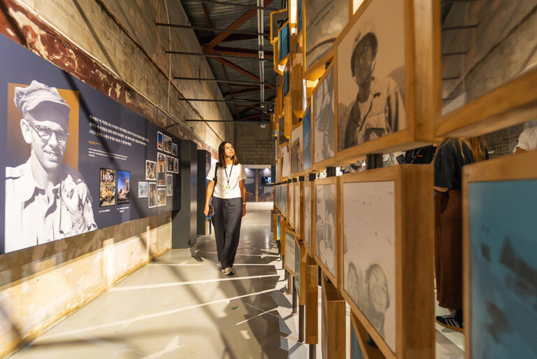Junge Reisende im Museum in Südkorea