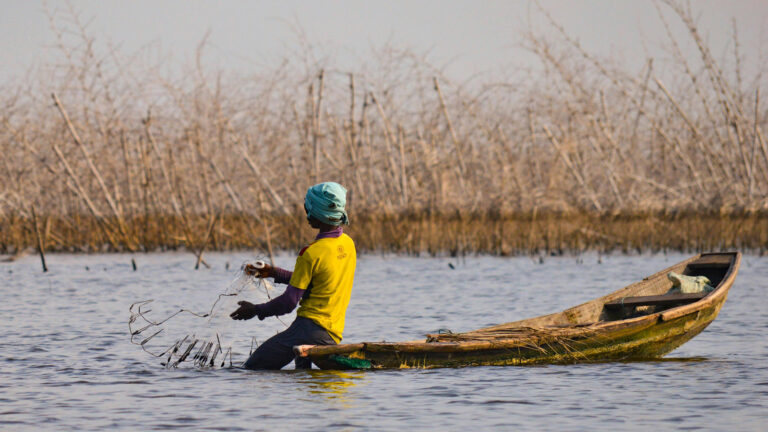 Fischer auf einem Boot in Westafrika