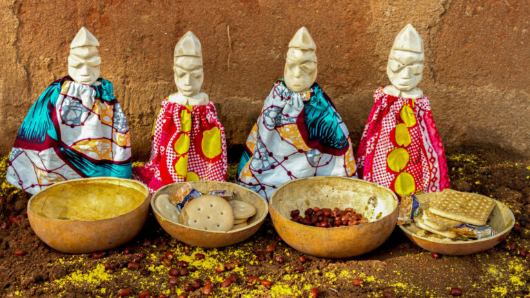Kleine Figuren mit Opfergaben in Benin