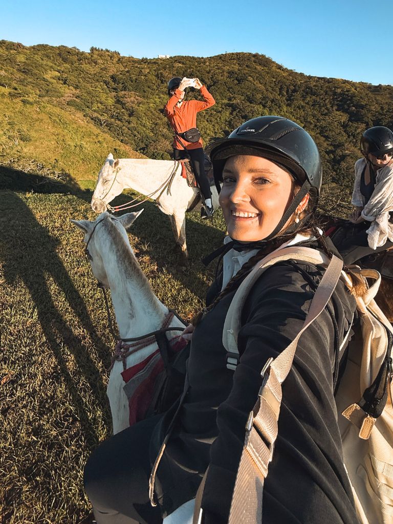 Reitergruppe im Sonnenuntergang in Costa Rica