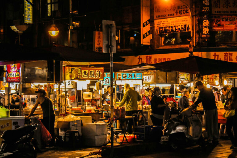 Essenstände auf einem Nachtmarkt in Taiwan