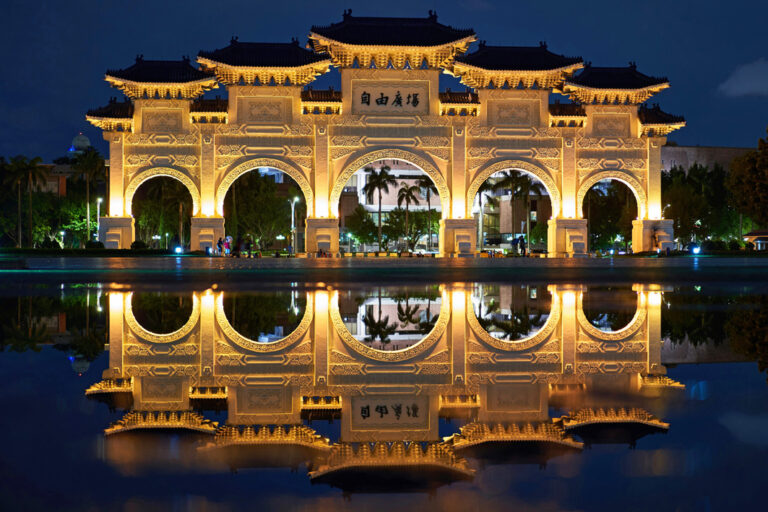 Das Tor des Freiheitsplatzes wird bei Nacht beleuchtet