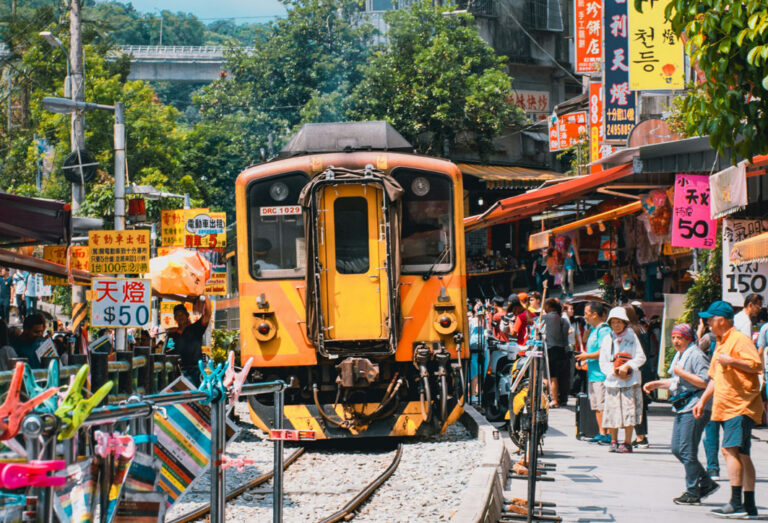 Straßenbahn in der Shifen Old Street in Taipei