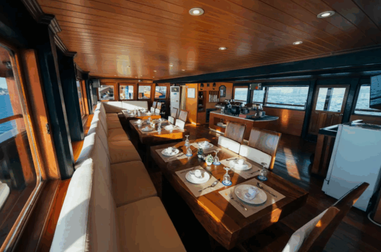 Eleganter Speisesaal mit Meerblick an Bord eines Segelschiffs in Raja Ampat, Indonesien – stilvolle Atmosphäre im Raja Ampat Urlaub unter Segeln