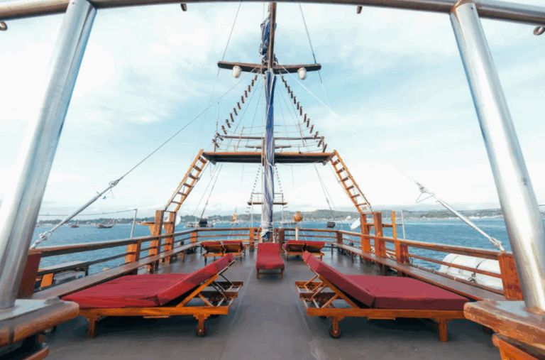 Sonnendeck mit Liegestühlen auf einem Segelschiff in Raja Ampat, Indonesien – Entspannung pur während des Raja Ampat Urlaubs unter Segeln