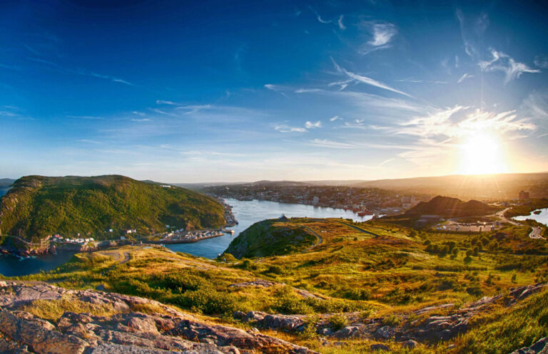Blick auf die Bucht von St. John's in Neufundland mit tiefstehender Sonne