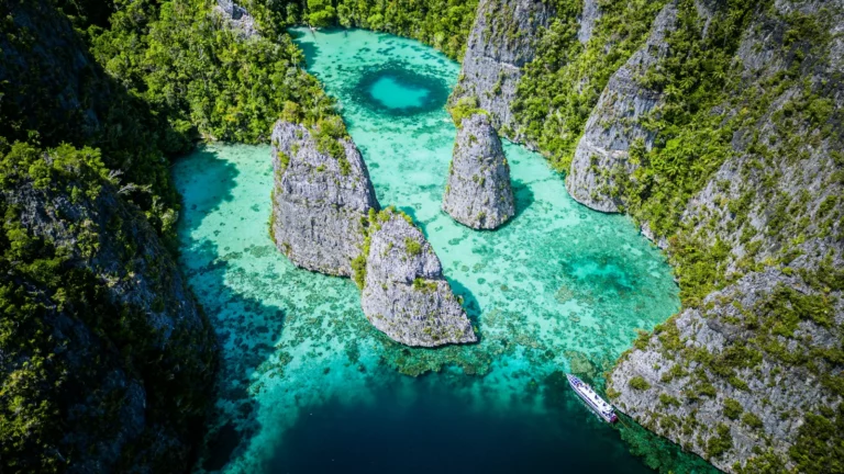 Türkisblaue Lagune mit Karstinseln in Raja Ampat, Indonesien – unberührtes Paradies und Highlight eines Raja Ampat Urlaubs