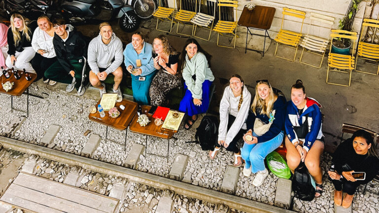 Gruppenbild von oben in der Train Street in Hanoi