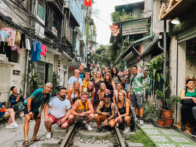 Guppenbild in der berühmten Train Street in Hanoi